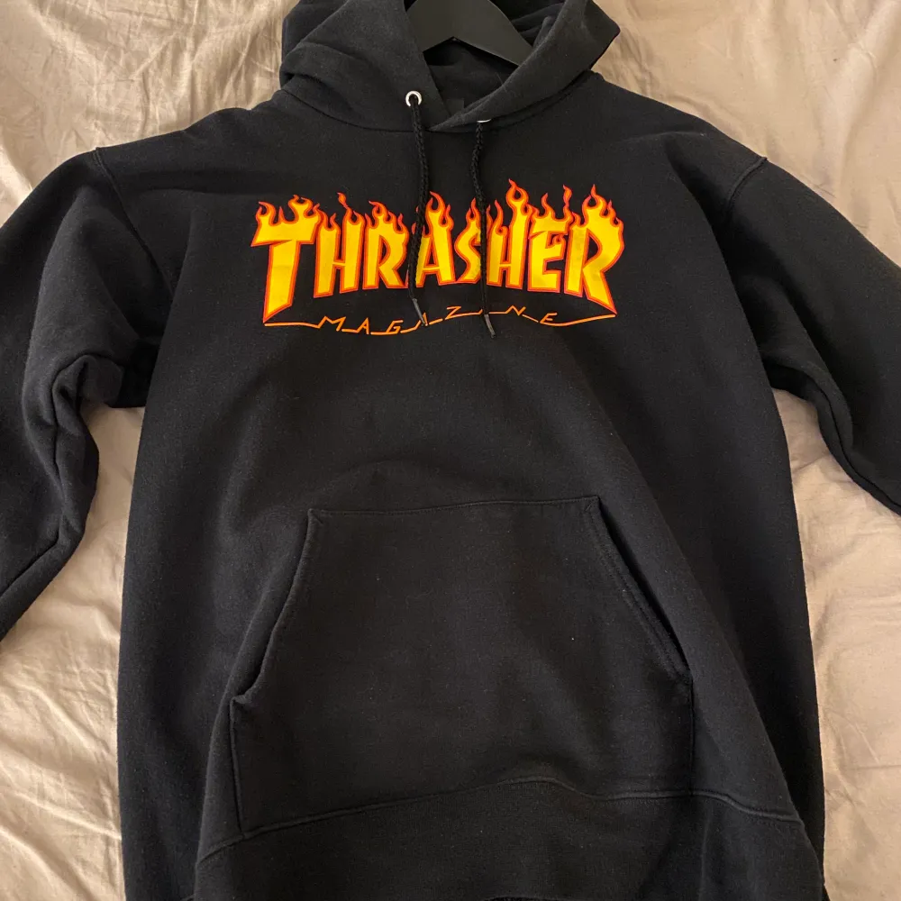 Svart Thrasher hoodie, använt ett par gånger, inga defekter, storlek s💓. Hoodies.