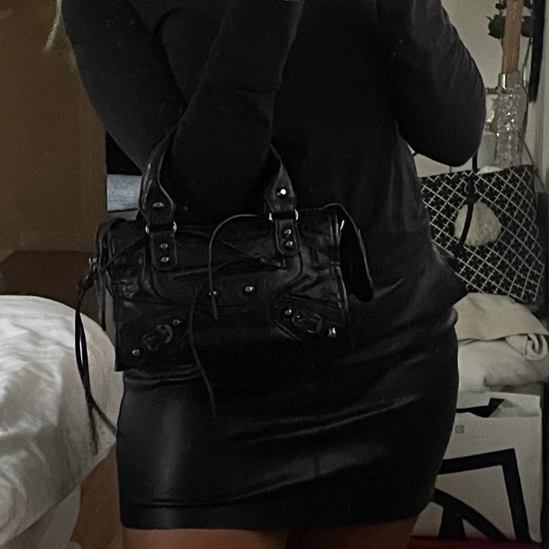 Svart väska med detaljer