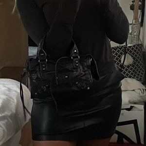 Svart väska med detaljer - Så fin väska med detaljer, använd men i gott skick. Köpt i Kroatien i somras. Långt band samt spegel följer med🫶🏽