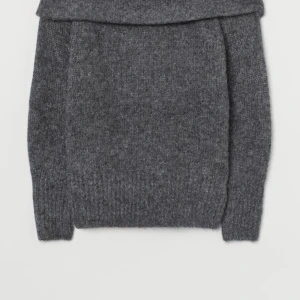 Populär ofshoulder tröja hm - Säljer denna populära ofshoulder tröjan från hm som är helt oanvänd och finns kvar i orginalförpakningen! Köpt för 399kr. Tröjan är helt slutsåld på hm i alla storlekar!!! Säljer för högsta bud säljaren står för frakt!!!!!