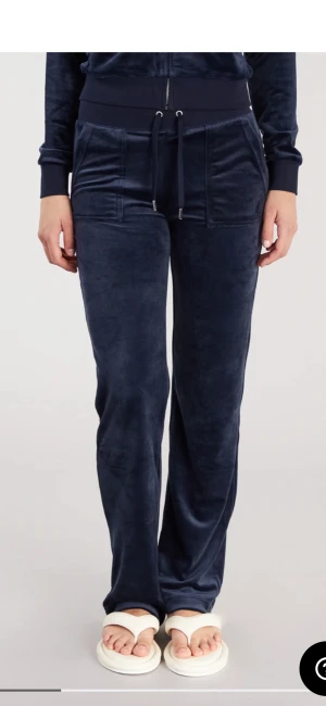 Juicy couture byxor börkblå - Inte jätte använda. Bra skick syns inte att de är använda. Kommer inte till användning så säljer de. 550kr PLUS frakt. Jag står inte för frakt. 