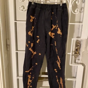 Unika Our legacy-byxor - Unika Our Legacy Blue Delavé-byxor med orange-ish (blekta?) "färgstänk". Använt men gott skick. 