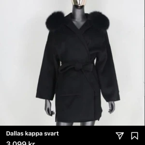 Pälsjacka storlek s - Helt ny päls kappa som är väldigt trendig och fin! Använt den exakt 2 gånger så det är helt ny säljer den pga av jag köpt en grå Bilder och allt finns 