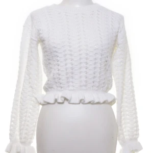 Vit tröja!!🙏 - Nu säljer jag denna tröja som är i storlek M/L, skulle nog också kunna passa en person med S. Priset jag köpte den för är lite oklart men nu säljer jag den för 70kr🤗Om ni undrar något eller vill se en till bild så kan ni skriva till mig!!💞💞😍