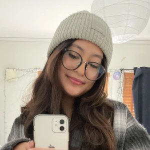 Acne mössa - INTRESSEKONTROLL! jag hade tänkt på sälja min acne mössa då jag tröttnat lite på fägren, den är köpt förra året här på plick för ca 800. Den är rätt andvönd men inget som ör sp tydligt sp gott som ny