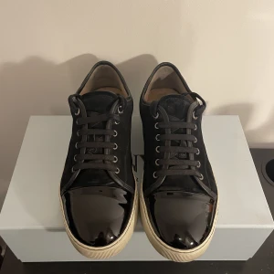 Lanvin skor  - Säljer nu mina lanvins, skorna är i använt skick och säljs nu eftersom jag växt ur dom! Skorna är köpta för strax över 4k, Allt OG medföljer! ( skorna är i UK 8 vilket motsvarar ≈ 43)