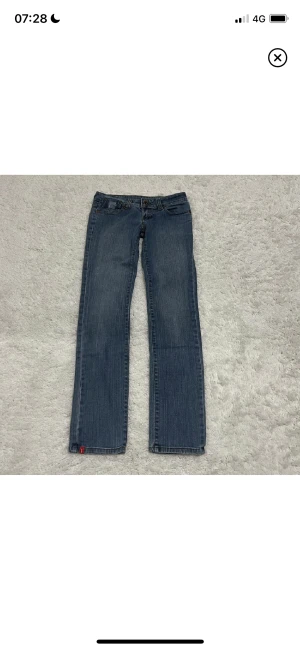 EDC LOW WAIST 2000’s JEANS - Hejj! Säljer dessa sååå fina och unika lågmidjade byxorna ifrån EDC. De har snygga detaljer på fickorna och jättefint tyg samt formar snyggt. Storlek W27 men liten i storleken. Skriv för mer exakta mått! Dom har även klippt slits förresten!! (Byten)