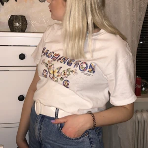 T-shirt  - T-shirt med blommigt tryck, bra skick! 