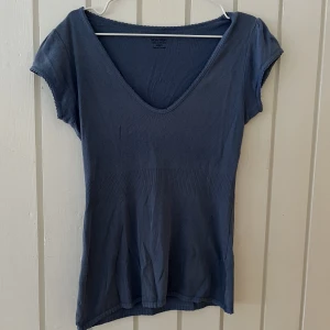 V-ringad tröja - Blå tröja från märket noa noa, köparen står för frakten på 49kr 
