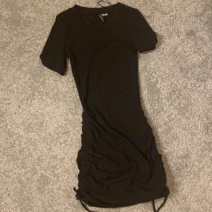 Svart klänning - Svart klänning med detalj 