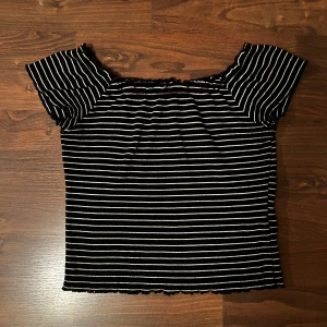 Superfin tshirt  - Randig tshirt storlek S/M