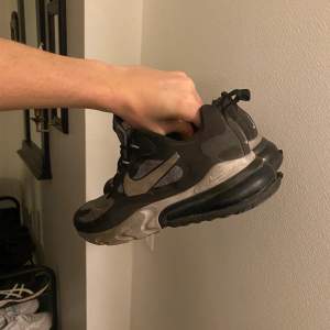 Ett par Nike skor som är i användt skick, du ser på bilderna att dom är använda. Går säkert att rengöra lätt på sidorna. Säljer för jag inte har användning av dom längre. Finns ingen box kvar tyvärr.