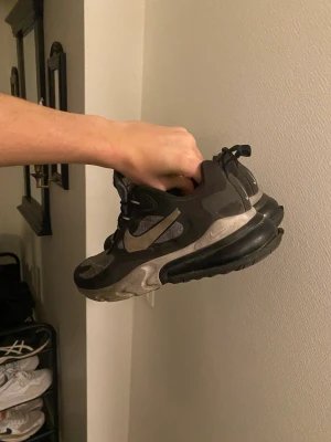 Nike skor - Ett par Nike skor som är i användt skick, du ser på bilderna att dom är använda. Går säkert att rengöra lätt på sidorna. Säljer för jag inte har användning av dom längre. Finns ingen box kvar tyvärr.