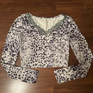 Leopard, aldrig använd - Denna var tyvärr för tajt för min smak. Storlek är oklart men gissar på S. Helt ny.