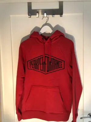 En oanvänd peak performance hoodie i storleken S.