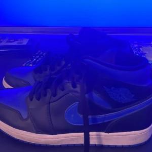Jordan 1 mid - Bra skick en liten skada på höger fot men inget stort   Ord pris: 2000kr  Säljer för 750
