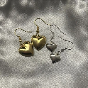 Örhängen med hjärtan - Nu har vi släppt dessa jättegulliga hjärtformade örhängen! Finns både i guld och silver bara att de silvriga är en aning mindre, men minst lika snygga! Säljer för 79kr + frakt (13kr🙏🏻)