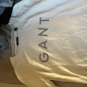En super fin och skön tröja från GANT som är i fint skick då den inte är använd så mycket. Hör av er vid intresse kramis 🤗