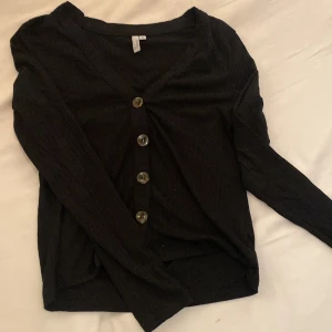 NLY TREND LÅNGÄRMAD TRÖJA - Tröja med knappar köpt på Nelly. använt skick därav priset💖