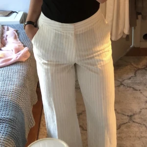 Randiga linnebyxor från Lindex - Vita linnebyxor med svarta ränder från Lindex. Använda ett fåtal gånger, fint skick!  Något genomskinliga. Storlek 38/M.  Kan frakta eller mötas upp inom Stockholm! 80kr + frakt 🌸