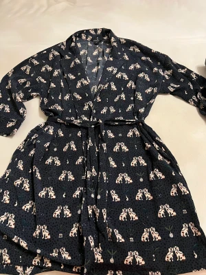 Monki klänning med öppning på fram sidan  - Säljer enligt bilderna ovan, klänningen har storleken xs men det går även att använda dem med storlek M/L. Den är faktiskt skön att ha på sig och mkt bekvämt.