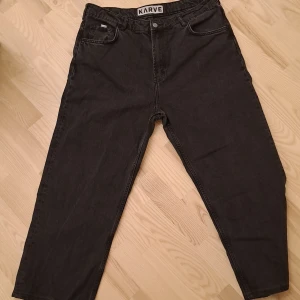 Jeans Karve svarta  - Jeansen är i storlek XL och är INTE slitna. Anledningen att jag säljer dom är för dom ör för stora för mig.