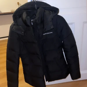 Calvin Klein vinter jacka  - Calvin Klein vinter jacka. Helt ny använd 2gånger bra i storlek o fint skick köpt för några dagar sedan mycket dyrare men tänker 1700 vid snabb affär. 🤍