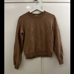 Beige/brun tröja från NA-KD, nästan aldrig använd (swish)