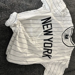 New york tshirt/ topp - Inköpt för den såg så snygg ut på butiksbiträdet knuten! Aldrig ens provat. Säljs för 35:-. Stor XS så passar som S