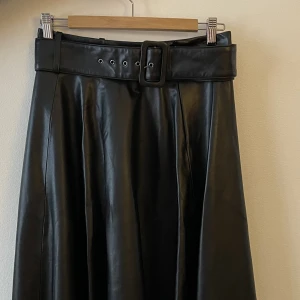 Kjol zara strl s - Kjol i läderimitation från zara aldrig använd. 