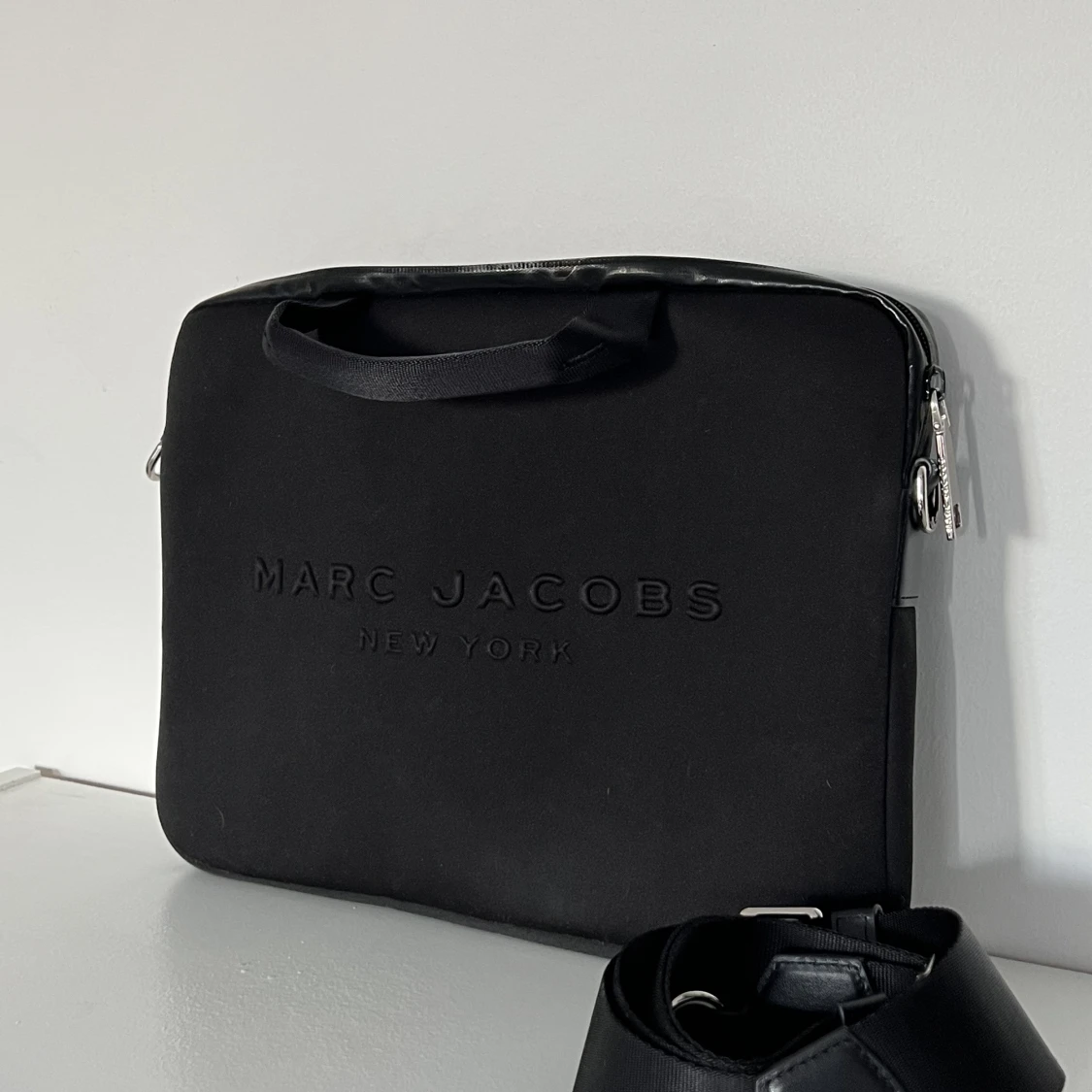 Marc Jacobs datafodral + axelband