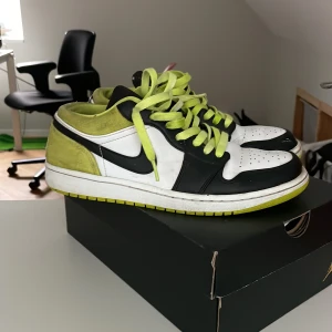 Jordan 1 low se  - Storlek 42  det är en Jordan one low  som är grön svart och vit. Skick 5/10 köpta på sneker hyllan 