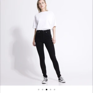 Skinny jeans - Jag bär inte skinny jeans längre, tänkte sälja ett par för 50kr :)storlek xs inte alls andvända mycket, hör av er för bild