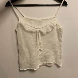 transparant linne - gulligt genomskinligt vitt linne!!! skulle vara så fint över bikini på sommaren 😫 