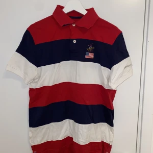 Piké polo - Säljer min polo club (Ralph lauren) piké. Storlek M. Pikétröjan är i bra skick. Nypris 1000