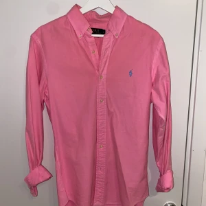 Ralph lauren skjorta - Säljer min Ralph lauren skjorta som är i bra skick. Storlek S men kan även passa som storlek M. Nypris 1299kr.