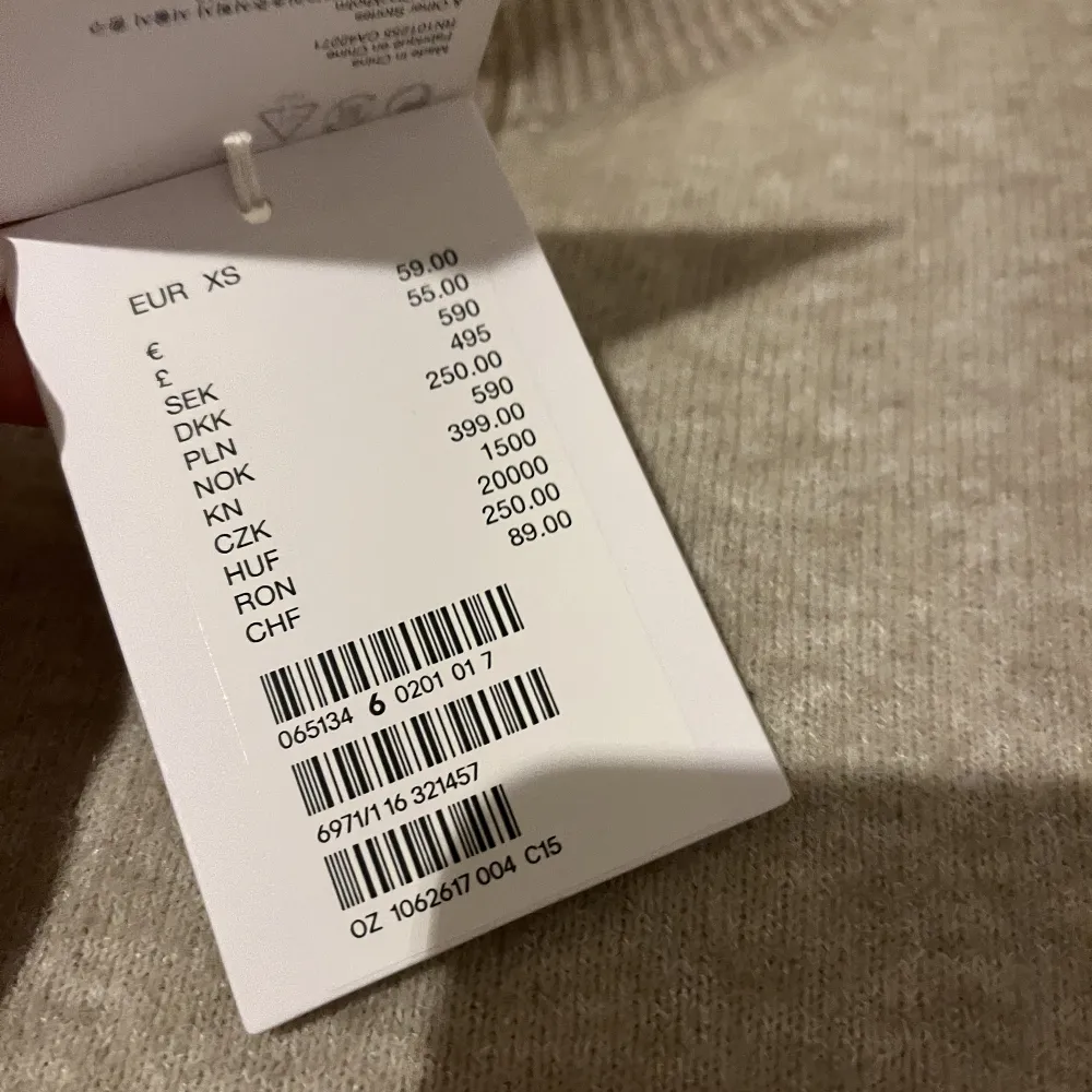 Säljer denna stickade tröja från & Other Stories i str. XS som är slutsåld överallt. Plagget köptes i höstas och har aldrig använts, endast testat. Nypris 590kr, mitt pris 400kr. 💖🥰. Stickat.