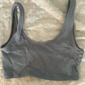 Linne som är ganska kort, typ som en bralette. Köpt på pull and bear aldrig använd förutom testad. Strl XS