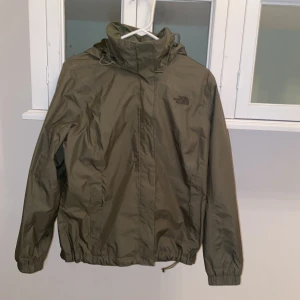 The North Face - Skaljacka - Grön skaljacka från The North face i toppskick Perfekt för både skidåkning och vardagsbruk Använd en gång, säljes då den tyvärr inte passar  Nypris ca 2300kr  