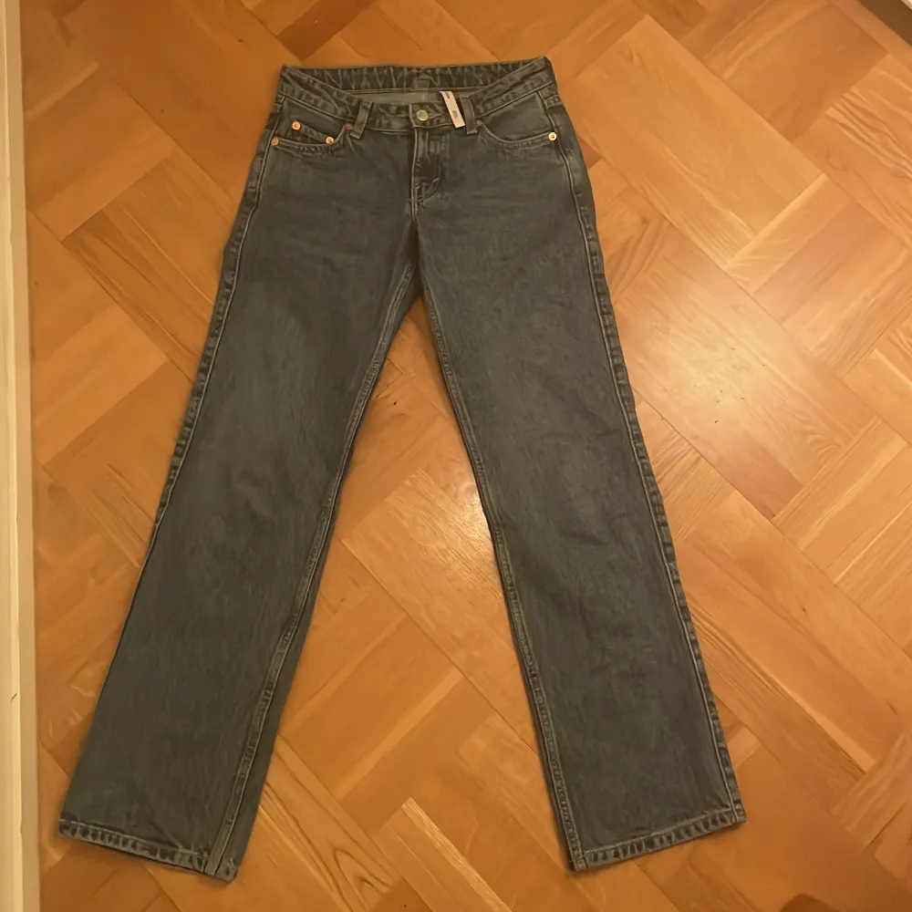 Nästan helt oanvända weekday jeans, jättebra skick och jättefina! ☺️. Jeans & Byxor.