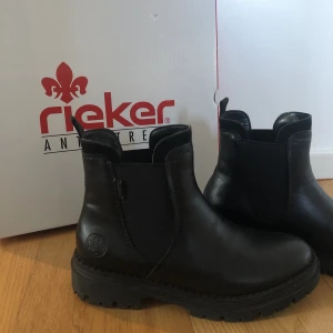 Rieker vinterskor - Ett par jättefina och fodrade vinterskor från Rieker. Testade utomhus en gång men måste tyvärr sälja då de va lite för små för mig. Nypris var 900kr, säljer för 600kr men priset kan diskuteras!