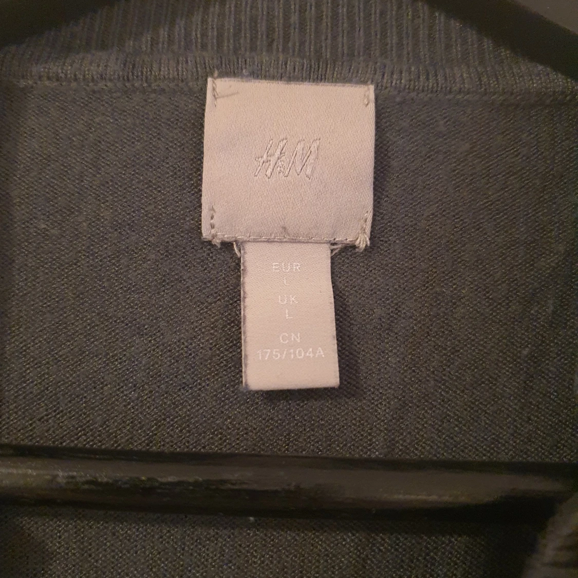 Tunnstickad mossgrön tröja - 90