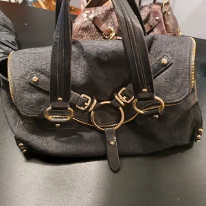 Väska DKNY - Väska från DKNY, äkta, välanvänd med lite slitage på handtag, se även bild med en skada på tyget.