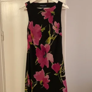 coctailklänning med blommor American Living - Cocktailklänning med blommor från American Living. Båtringning. Oanvänd 
