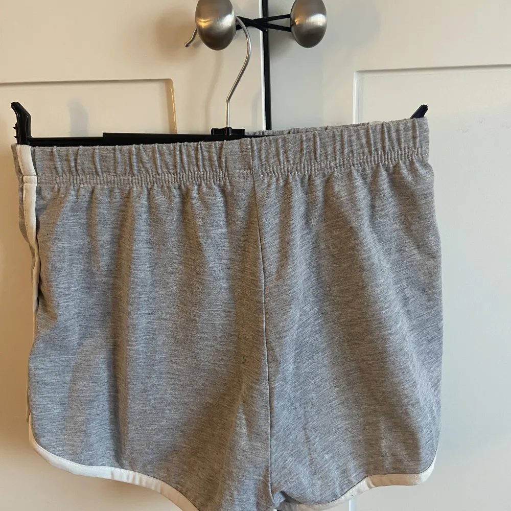 Shorts gråa storlek XS. Shorts.