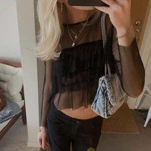 Volang topp - As snygg topp med volanger från zara, köpt förra vintern men endast använd en gång☺️