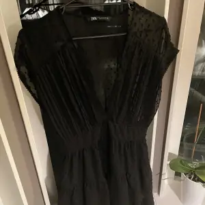 Supersnygg svart och oanvänd klänning från Zara i lite meshaktigt tyg