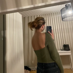 Öppen rygg - Skit snygg stickad tröja med öppen rygg som jag köpte i Grekland i sommras. Super fin grön färg och prislappen kvar. 250 + frakt 