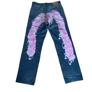  baggy evisu jeans med rosa tryck med vitt broderi💅 size 30-32/32 cond 9/10 💟💟💟💟💟