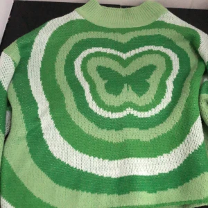 Grön fjärils tröja  - Trendig fjärils tröja! Köpt på hm för 200kr  Knappt använd 